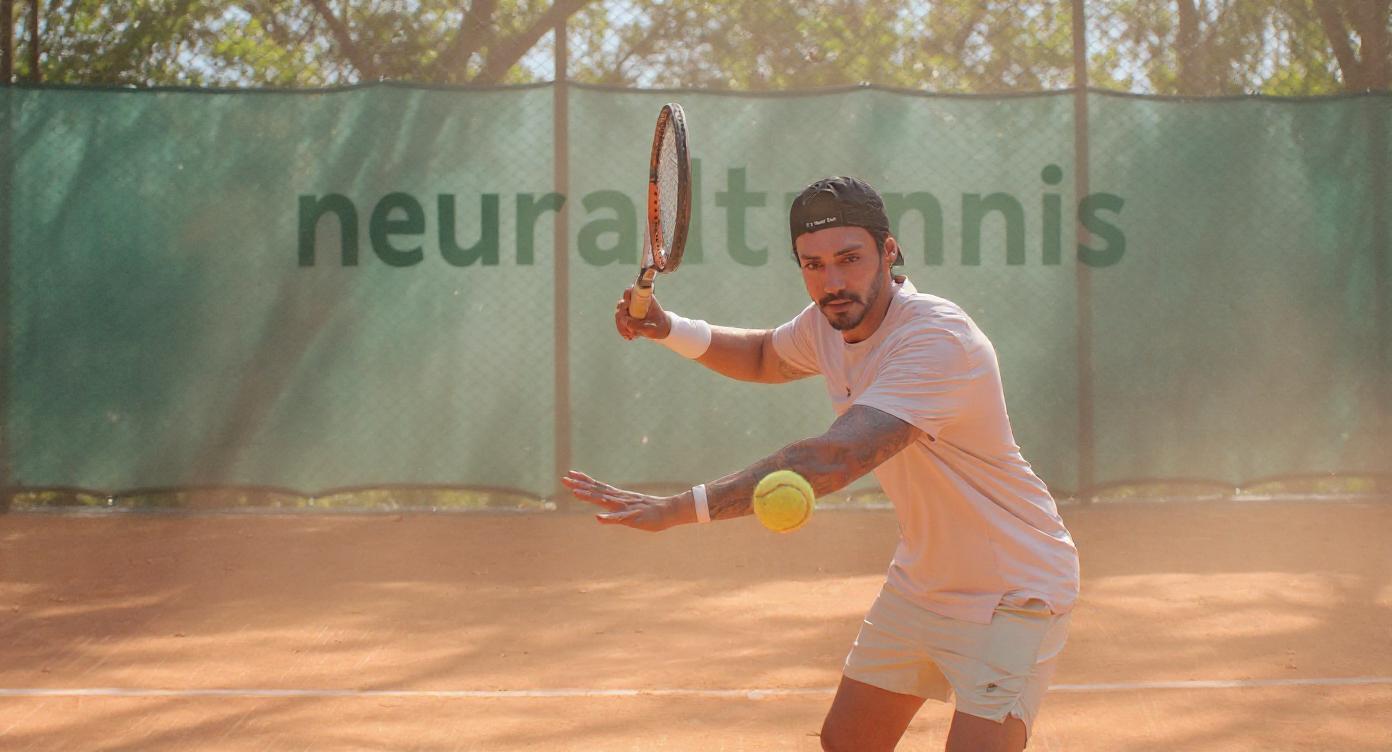 João em posição de saque